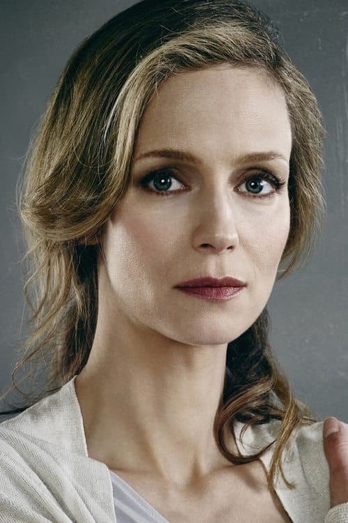 Laura Regan headshot