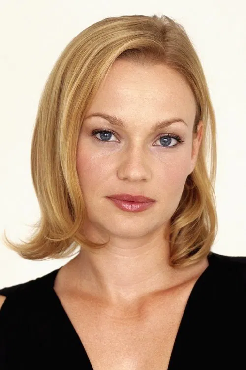 Samantha Mathis headshot
