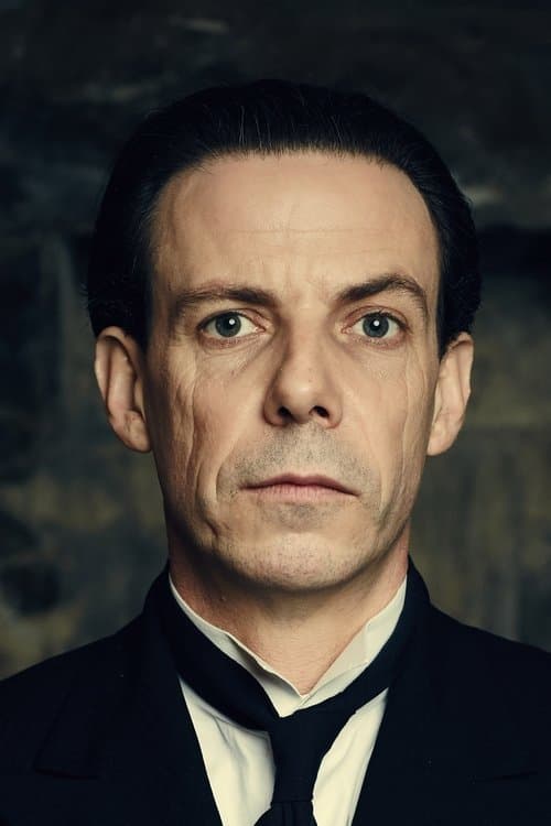 Noah Taylor headshot