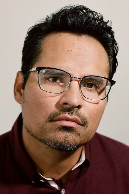 Michael Peña headshot