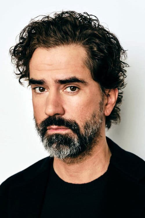 Hamish Linklater headshot