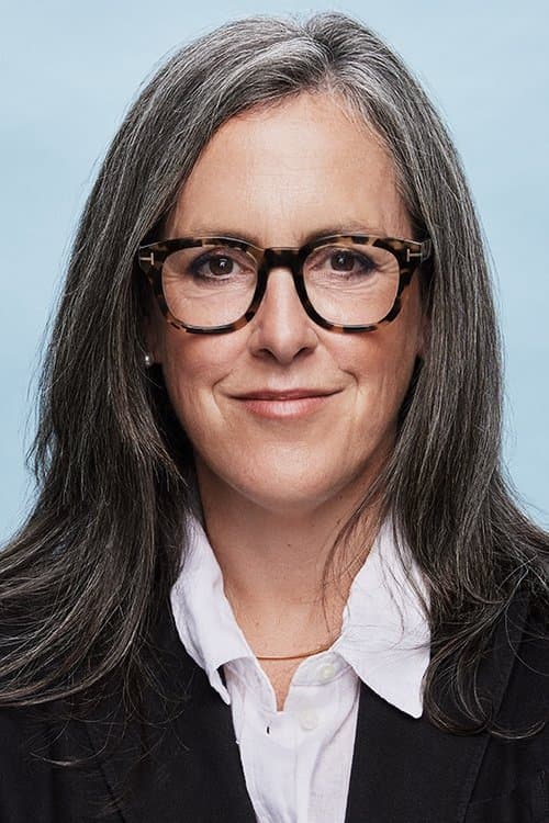 Emma Thomas headshot